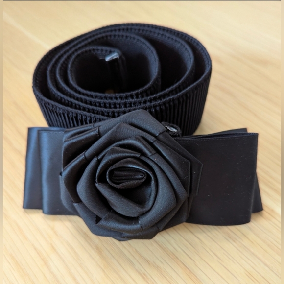 Women's Elasticized Black Belt With Flower/Rosette Bow Detail - Picture 1 of 11